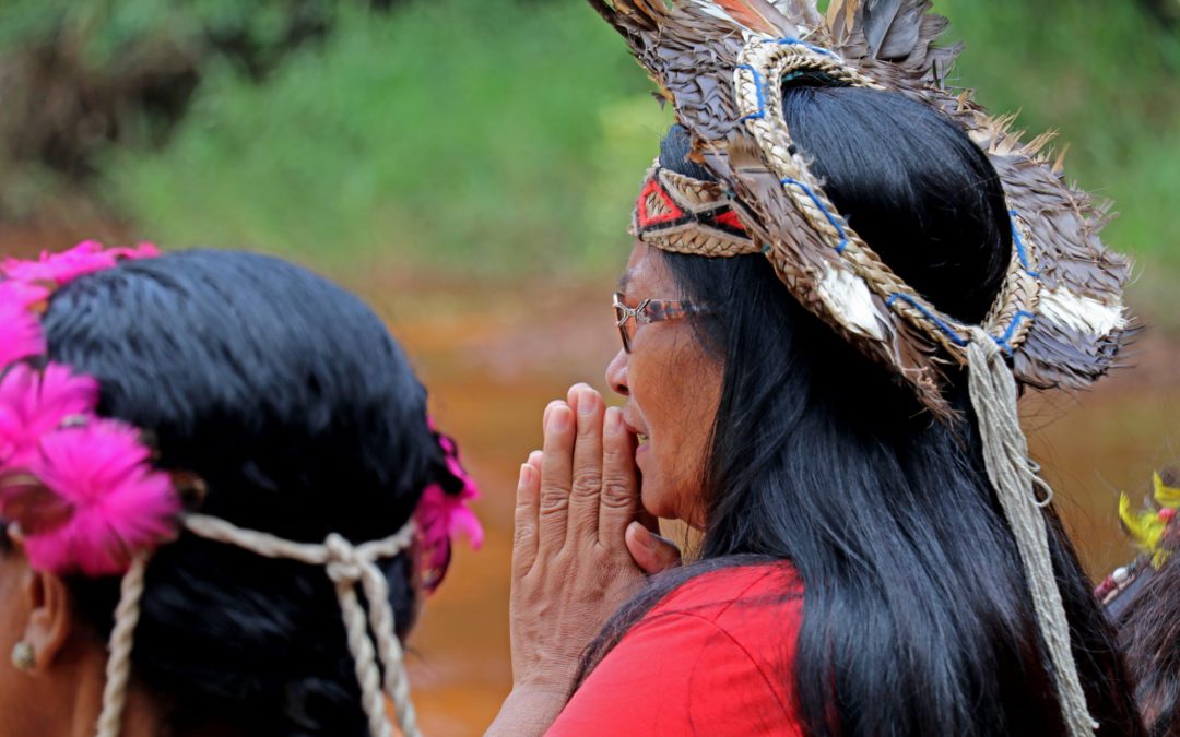 Bolsonaro assina projeto que regulamenta garimpo em terras indígenas