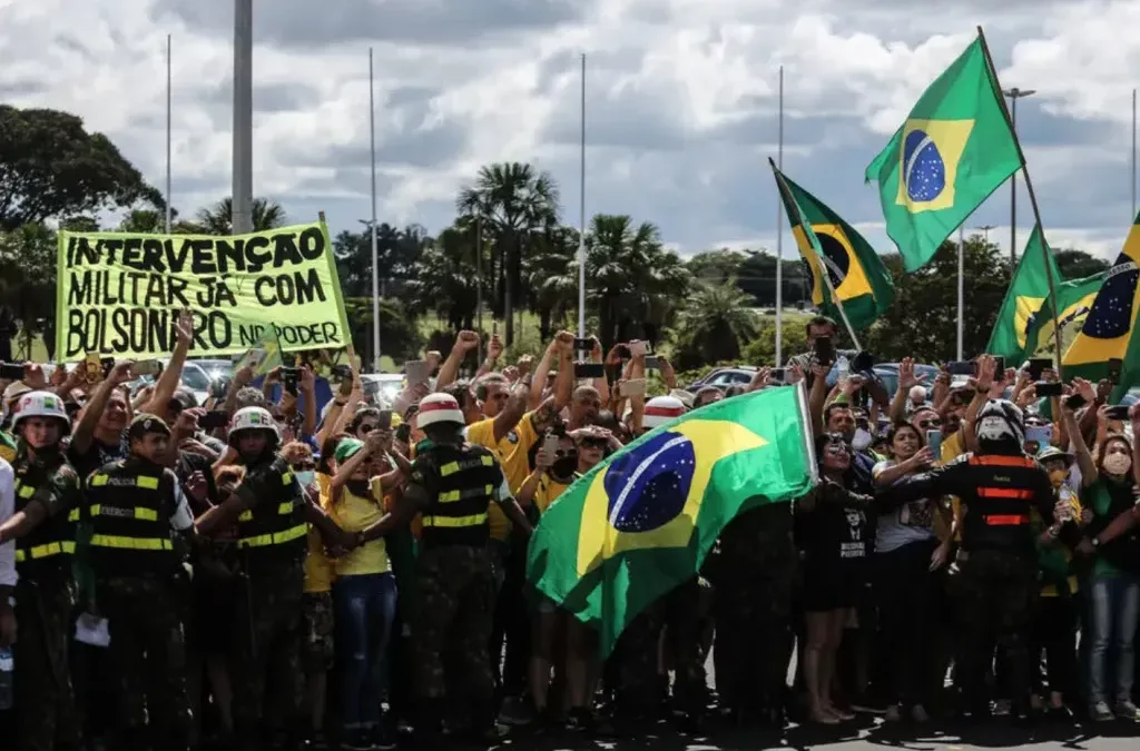 Bolsonaro flerta com fim da democracia