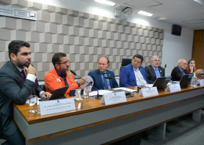 Mesa foi composta pelo secretário de planejamento do Amapá, Lucas Abrahão; coordenador-geral da Federação Única dos Petroleiros (FUP), Deyvid Bacelar; Rodrigo Agostinho, presidente do Ibama; senador Beto Faro (PT-PA); Júlio César Moreira, diretor-executivo do Instituto Brasileiro de Petróleo e Gás (IBP); Joelson Falcão, diretor de Exploração e Produção da Petrobras; e Daniela Lomba, gerente-geral de Licenciamento e Meio Ambiente da Petrobras. Crédito: Geraldo Magela/Agência Senado