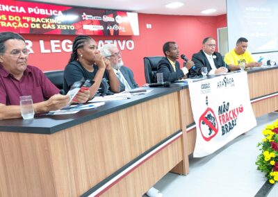 Rodiovaldo Costa, da SINDIPETRO/BA; Juci Cardoso, vereadora de Alagoinhas; deputado federal Jorge Solla; vereador Thor de Ninha; diretor-presidente do Instituto Internacional Arayara, Juliano Araújo; e Luciano Sérgio, ex-vereador de Alagoinhas - 15/04/2024 - Crédito: Assessoria do vereador Thor de Ninha.