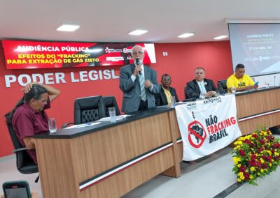 Deputado federal Jorge Solla (PT) falando na mesa da Audiência Pública sobre o Fracking em Alagoinhas/BA - 15/04/2024 - Credito: Assessoria do vereador Thor de Ninha.