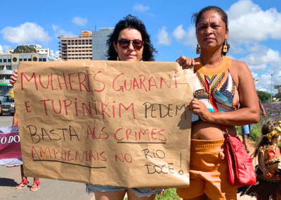 Mulheres Guarani e Tupiniquim pedem basta aos crimes ambientais no Rio Doce, no ATL 2024. Crédito: Renata Sembay/ARAYARA.org