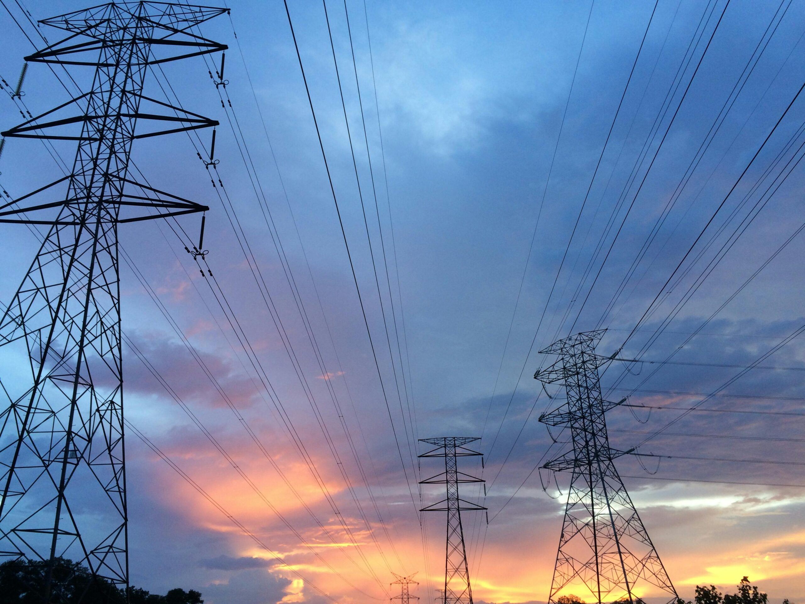 Torres de transmissão de energia elétrica. Crédito: PokRie/Pexels/CC