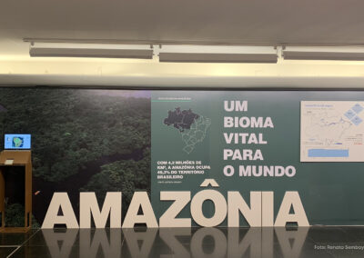 Monitor Amazônia Livre de Petróleo na exposição. Crédito: Renata Sembay/Instituto Arayara.