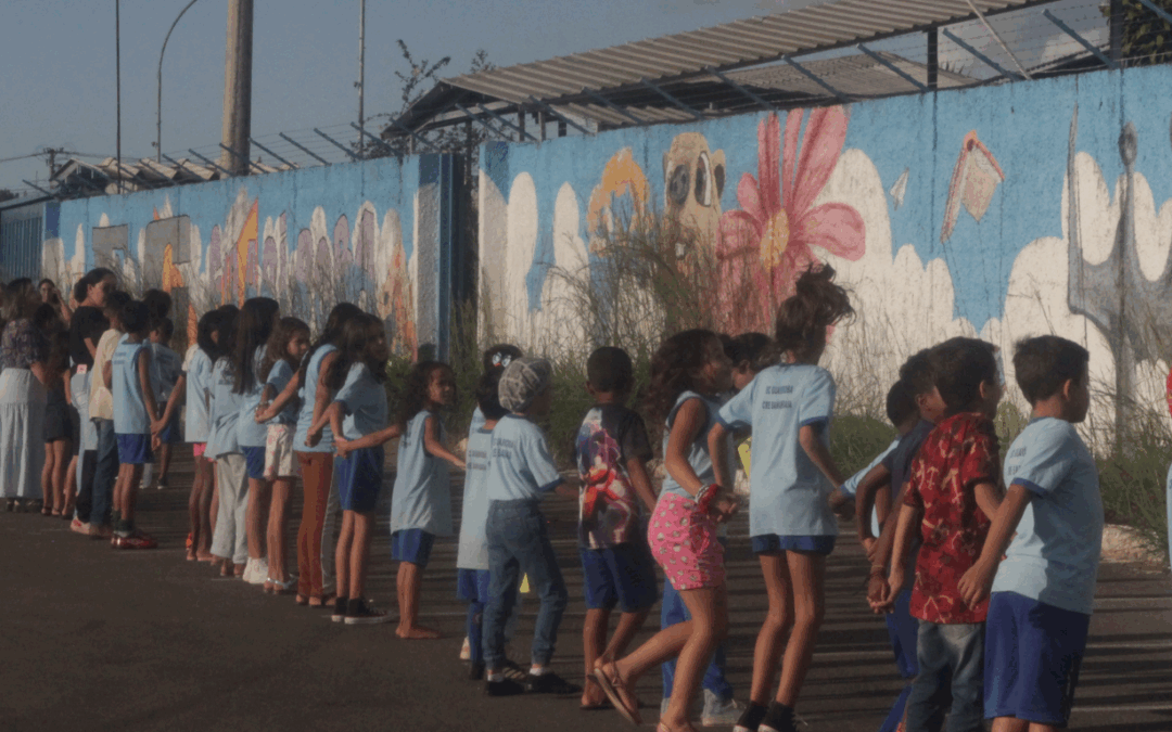 Crianças da  Escola Guariroba realizam ato contra a instalação da UTE Brasília 