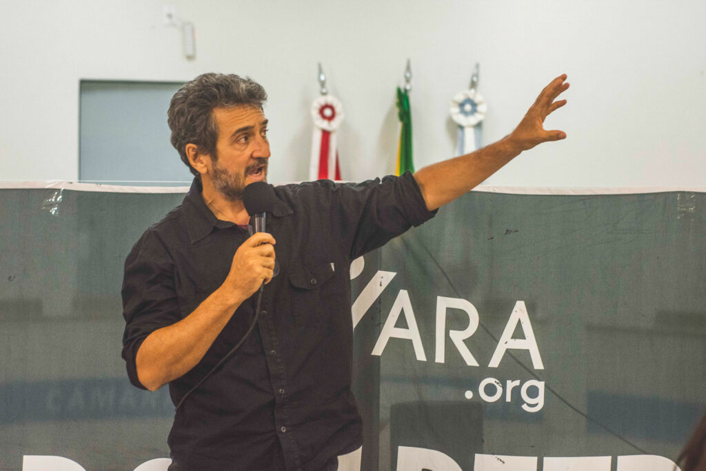 O professor da UFSC Paulo Horta lembrou que os cientistas já estão alertando em relação aos perigos da indústria fóssil há 20 anos. “E em 2023 a gente teve um recorde de exploração de petróleo”, pontuou o pesquisador climático. Foto: Luz Dorneles/ARAYARA.org 