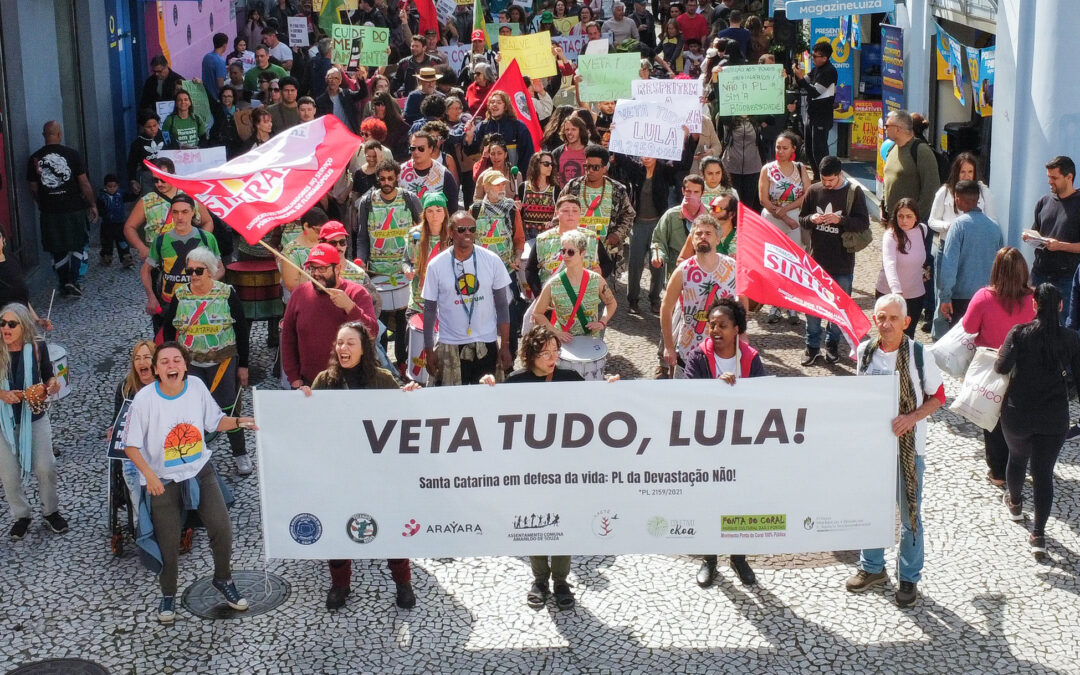Ambientalistas protestam contra projeto de lei de desmonte do licenciamento ambiental em Santa Catarina